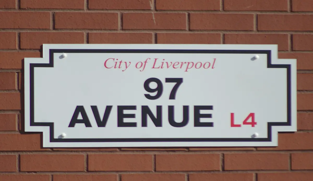 Schild 97 Avenue am Anfield Road Stand