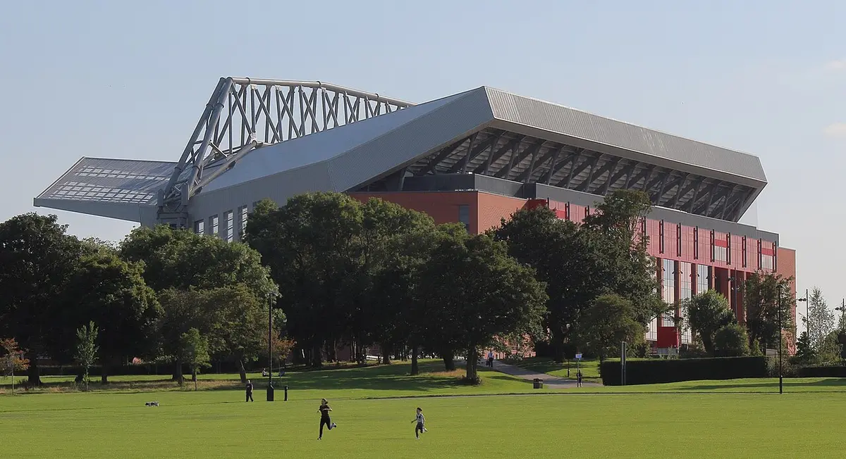 Außenansicht und Eingangsseite der Main Stand