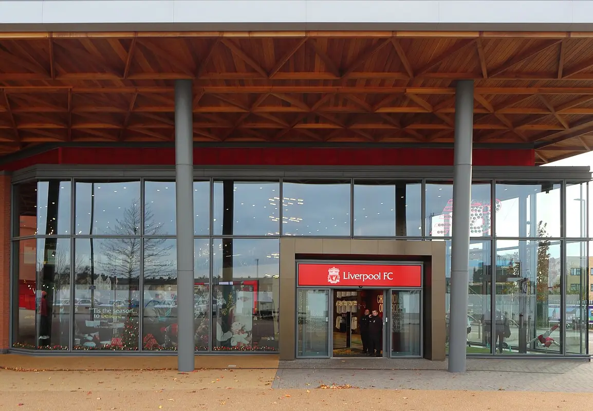 Eingang des offiziellen Liverpool FC Store am Anfield