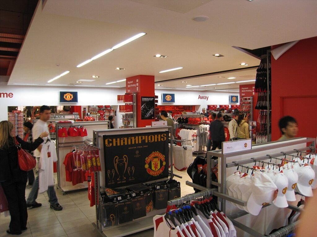 Manchester United Megastore. Arkivfoto: Bernt Rostad / Wikimedia Commons, CC BY 2.0. Sjekk dagens åpningstid og tilbud hos klubben. · Old Trafford