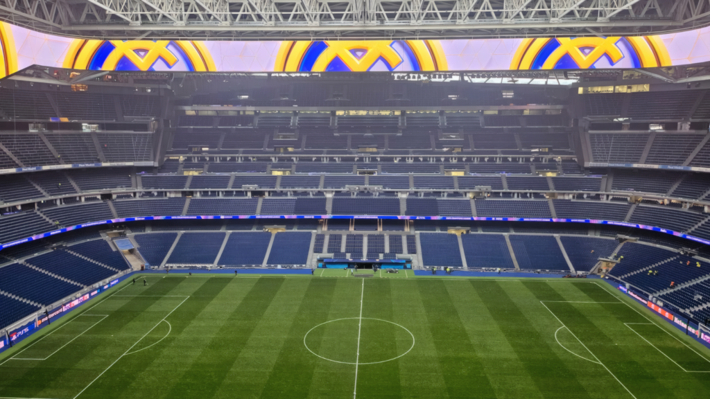 Zentrale Längsseitenperspektive · Santiago Bernabéu