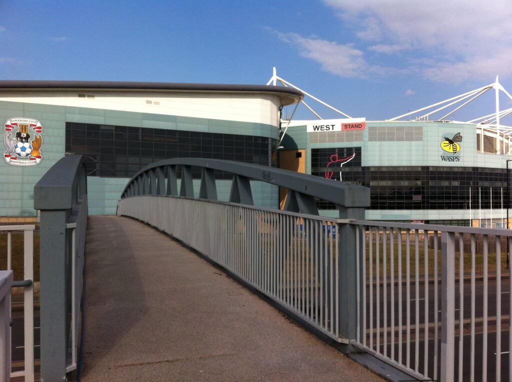 Gangbro over A444 – adkomst fra vest (2021) · Coventry Building Society Arena