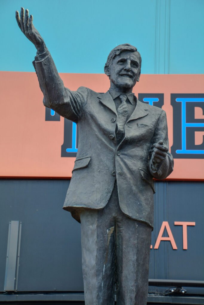 Jimmy Hill-statuen – landemerke ved arenaen (2021) · Coventry Building Society Arena