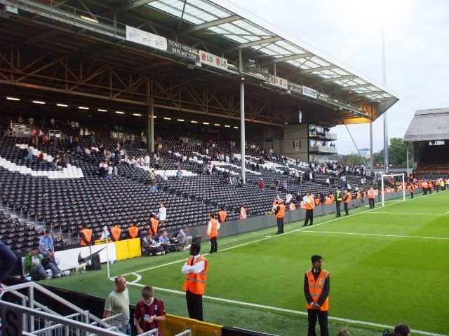 Hammersmith End — innside i arkivet (2008) · Craven Cottage