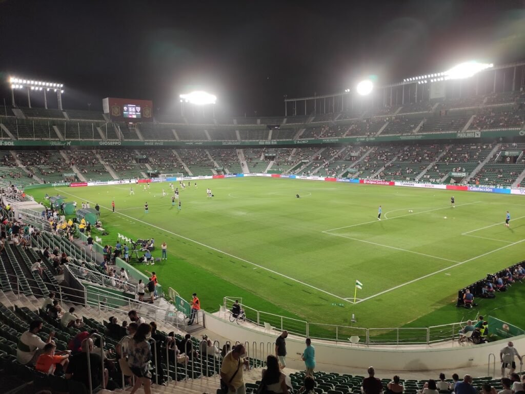 Stadion bei Flutlicht – August 2021 · Estadio Martínez Valero