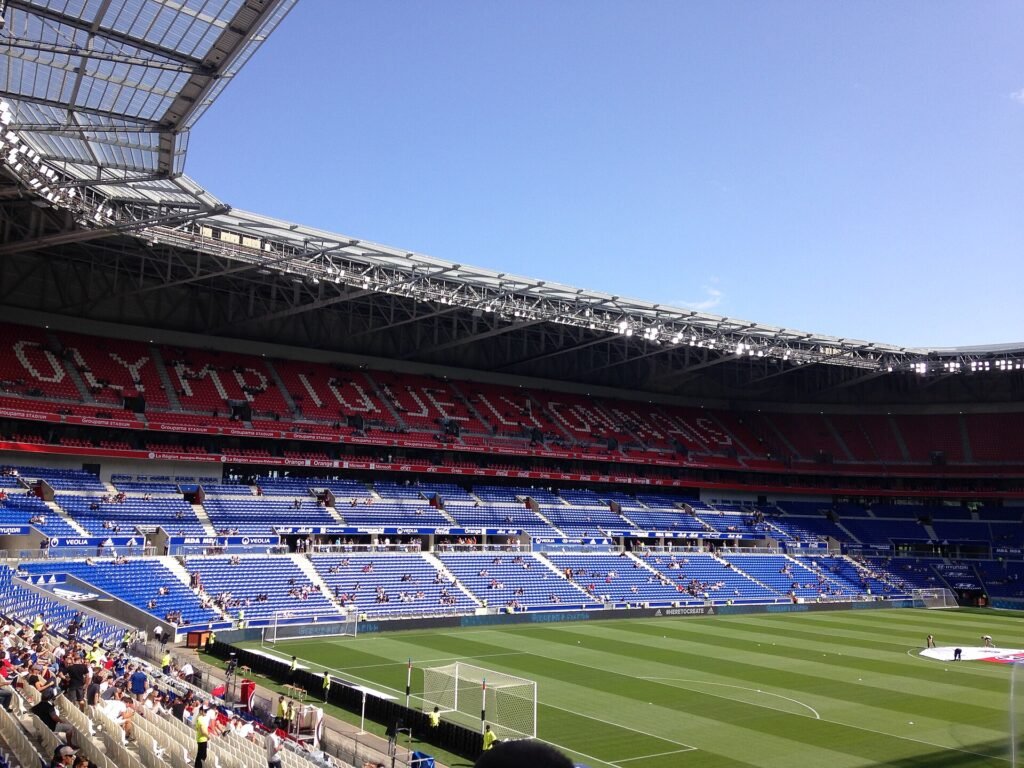 Innenansicht von der Tribüne · Groupama Stadium
