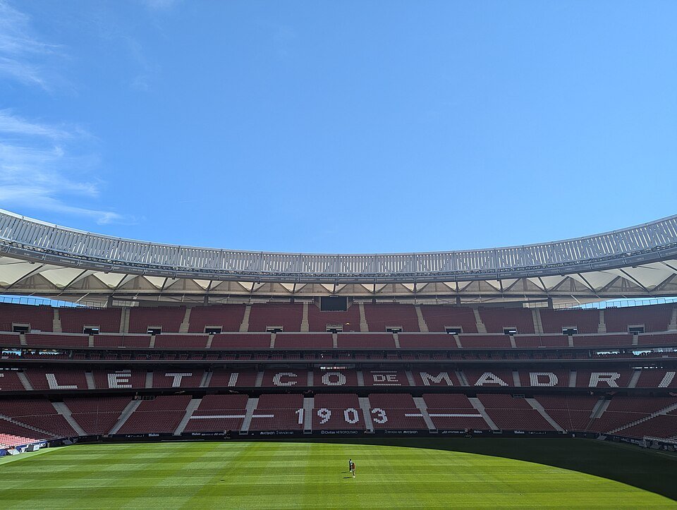 Osttribüne und Spielfeld · Riyadh Air Metropolitano