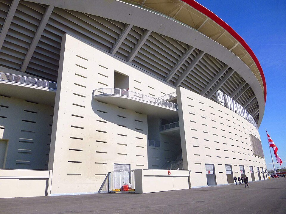 Fußweg entlang der Stadionwand · Riyadh Air Metropolitano