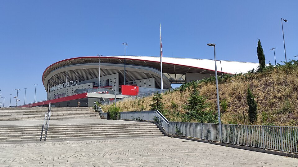 Treppenzugang zum Stadionumfeld · Riyadh Air Metropolitano