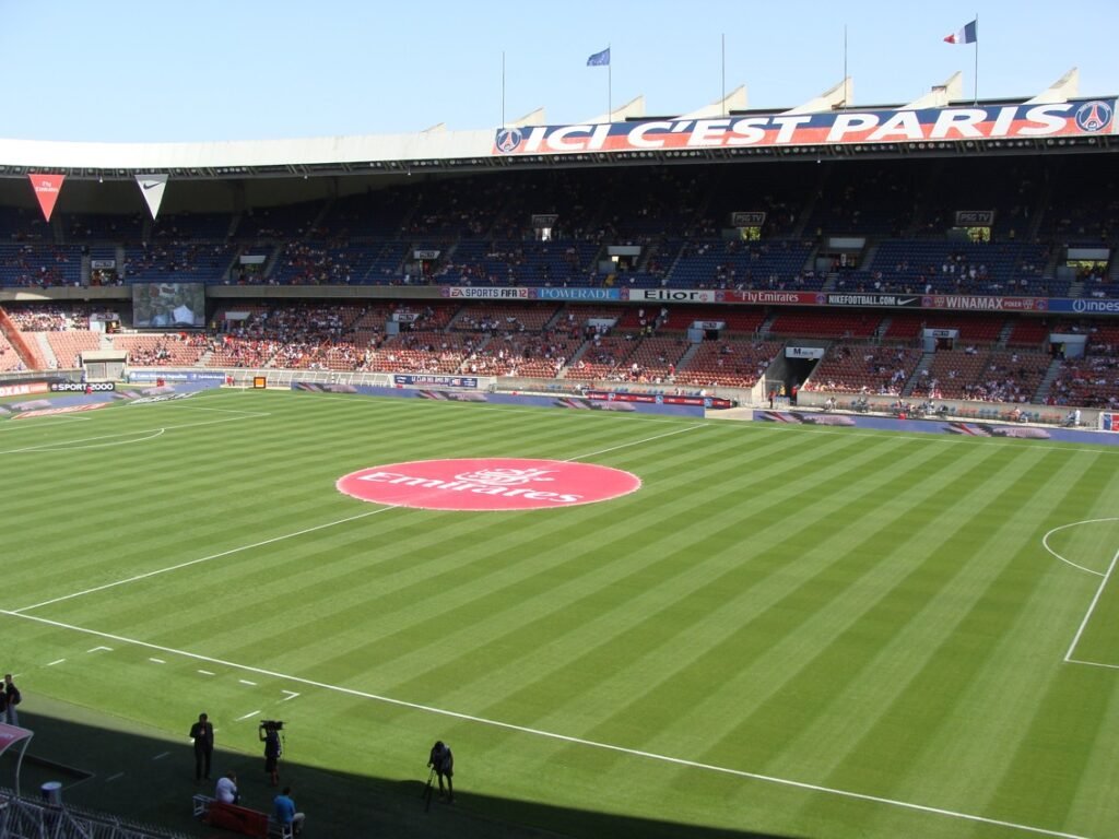 Sitzplätze und angrenzende Ränge · Parc des Princes