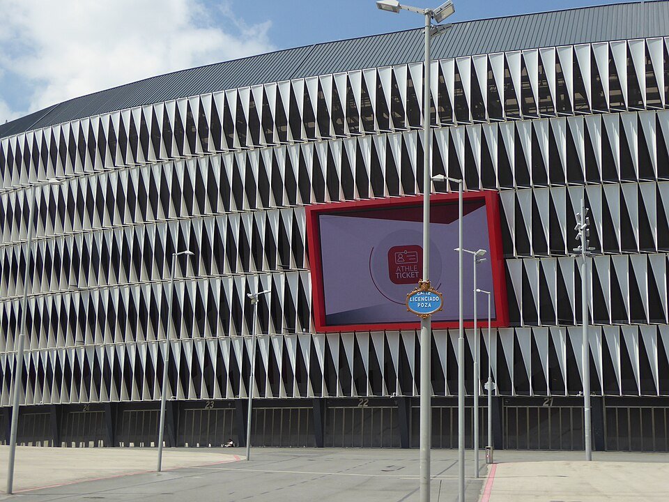 Stadionfassade und Vereinswappen · San Mamés