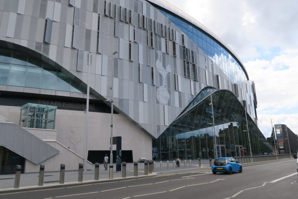 Westfassade an High Road · Tottenham Hotspur Stadium