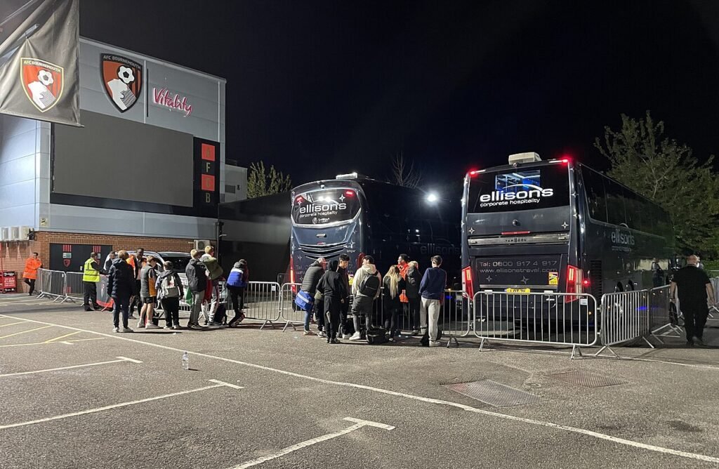 Bereich der Mannschaftsbusse – Archivaufnahme von 2024 · Vitality Stadium