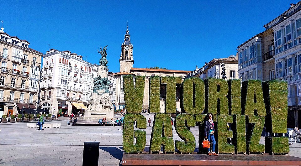 Plaza de la Virgen Blanca im Zentrum · Mendizorrotza
