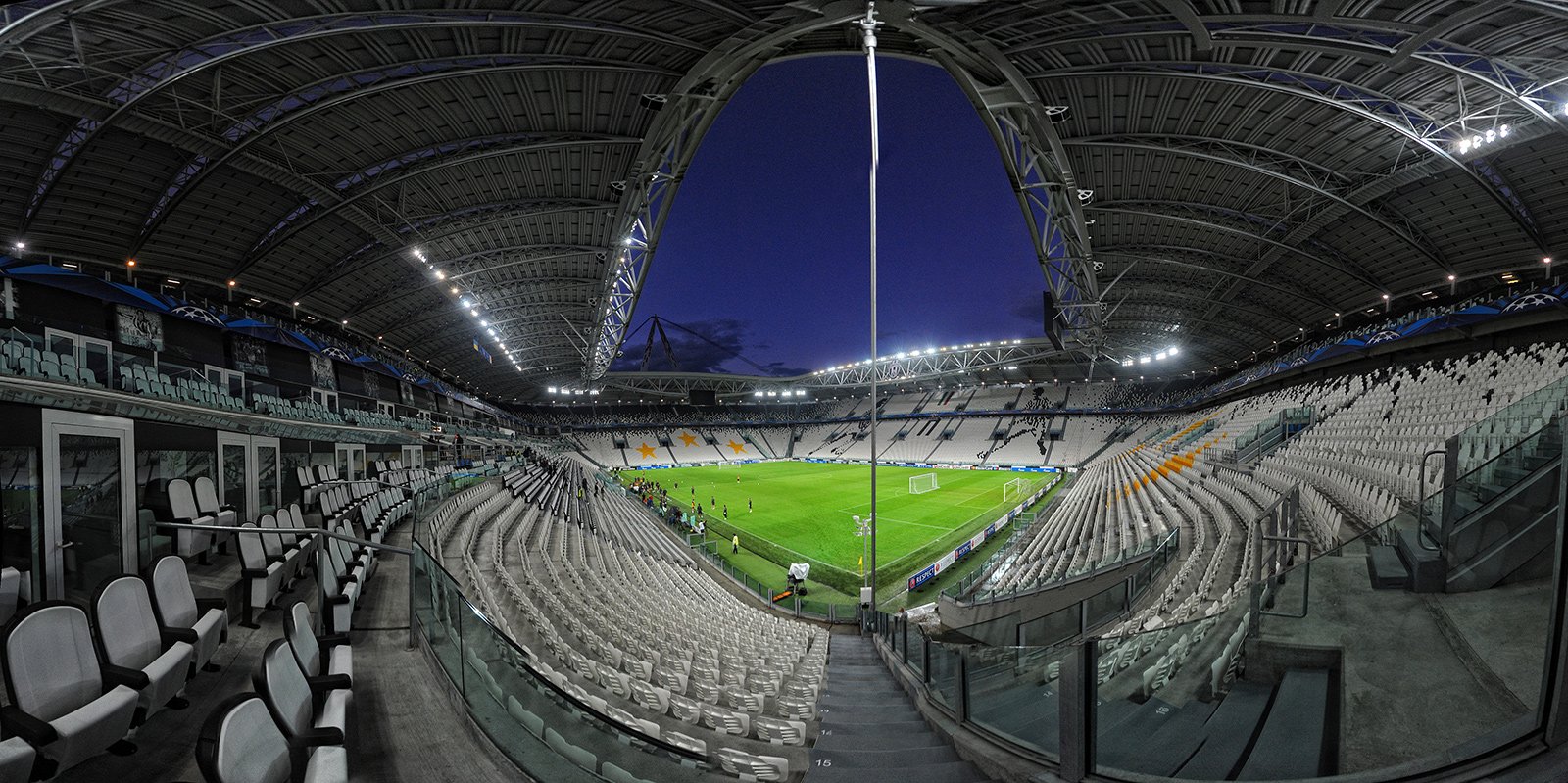Adkomst utenfor Allianz Stadium i Torino