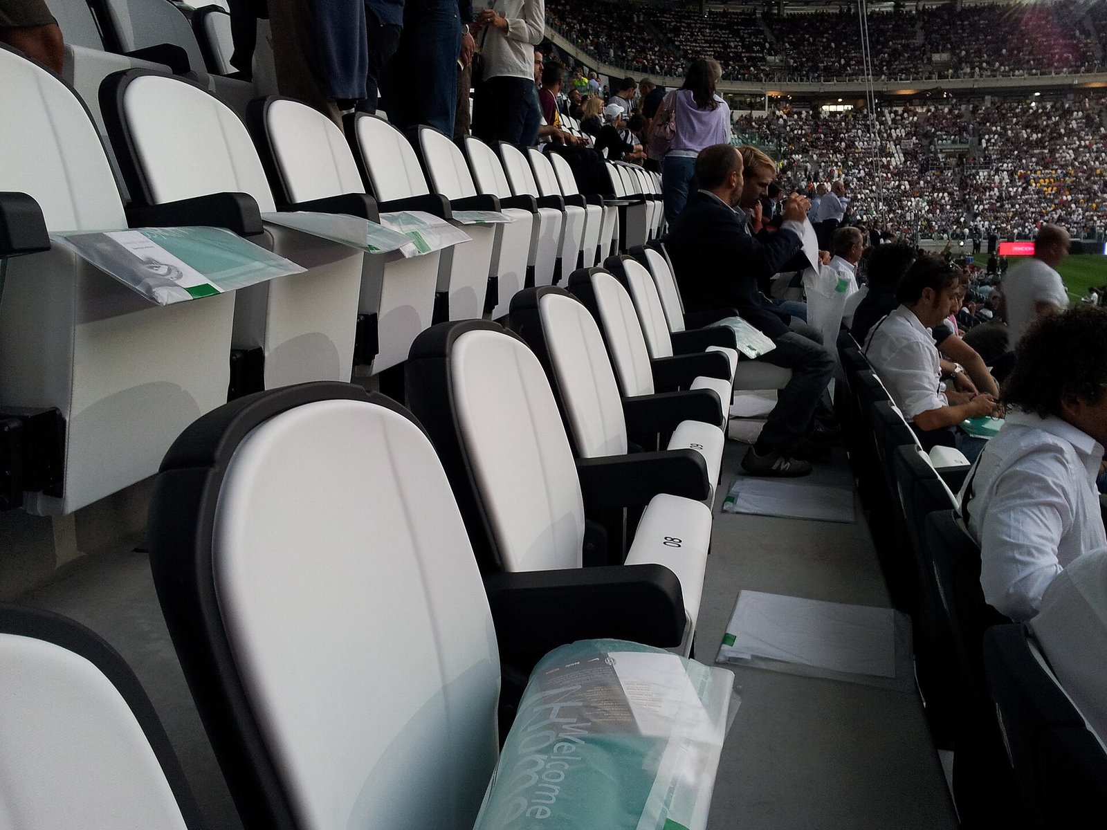 Svarte og hvite seter på Juventus Stadium