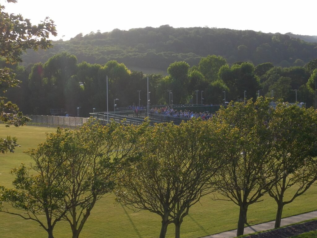 Gangbroen fra Falmer stasjon – arkivfoto · American Express Stadium