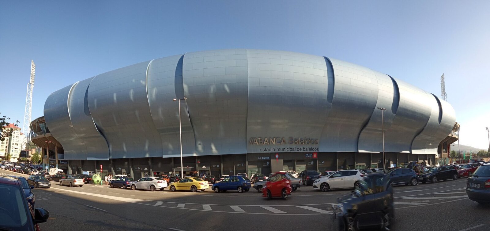 Geschwungene Metallfassade des ABANCA Balaídos