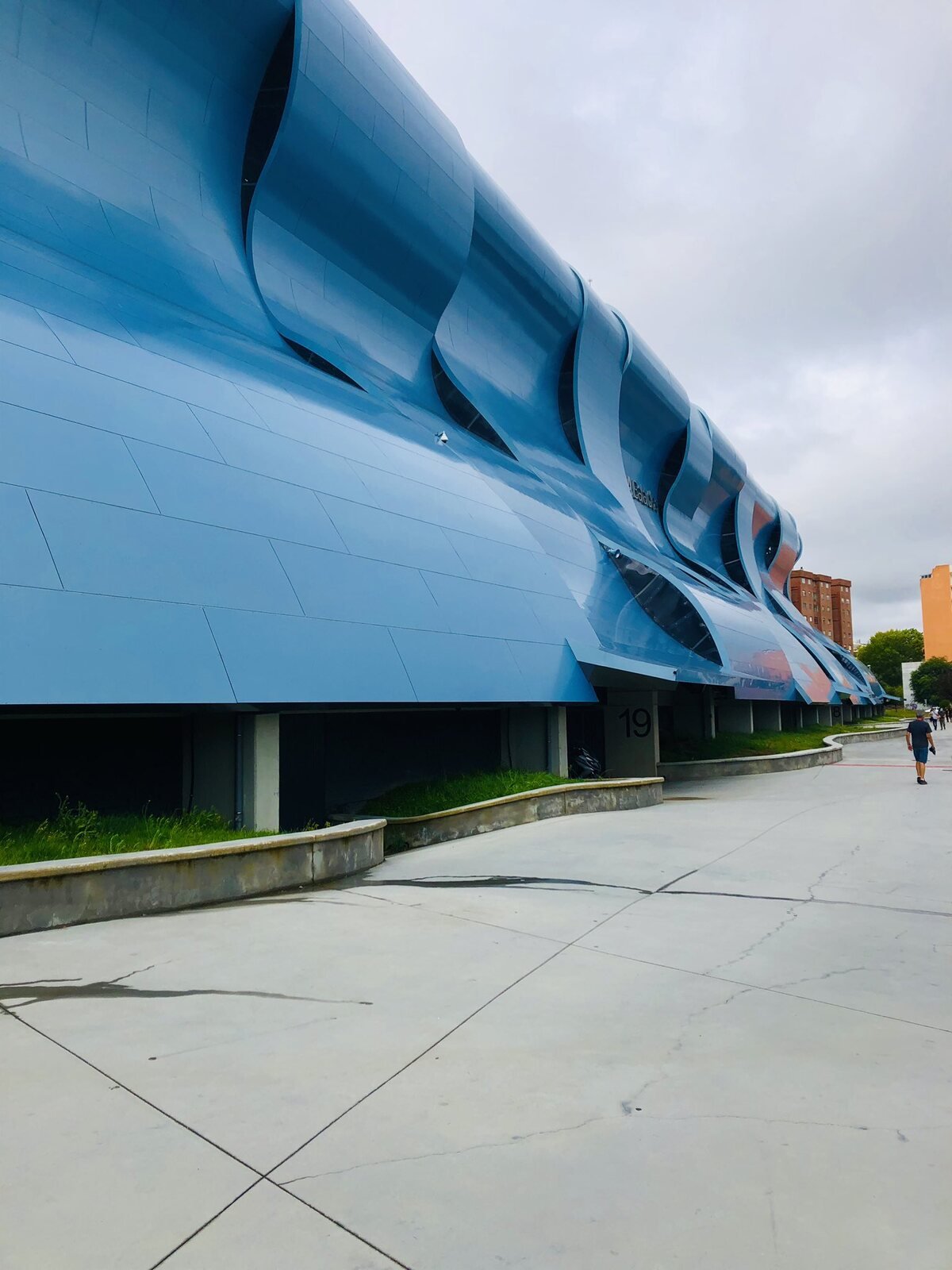 Blaue und silberne Río-Fassade