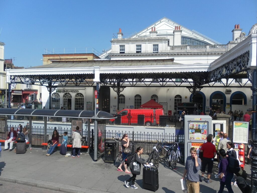 Brighton stasjon – utgangspunkt i sentrum · American Express Stadium