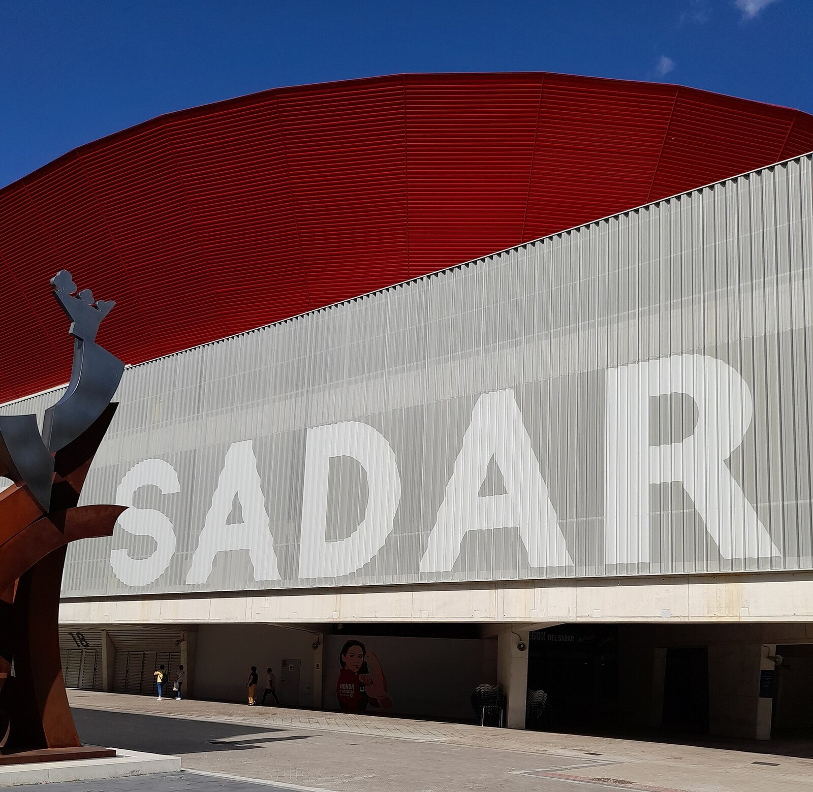 Rote und weiße Fassade des El Sadar