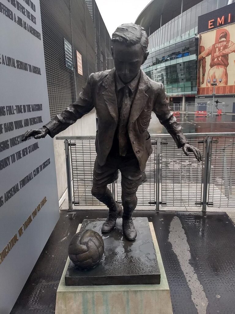 Ken-Friar-Statue am Emirates · Emirates Stadium