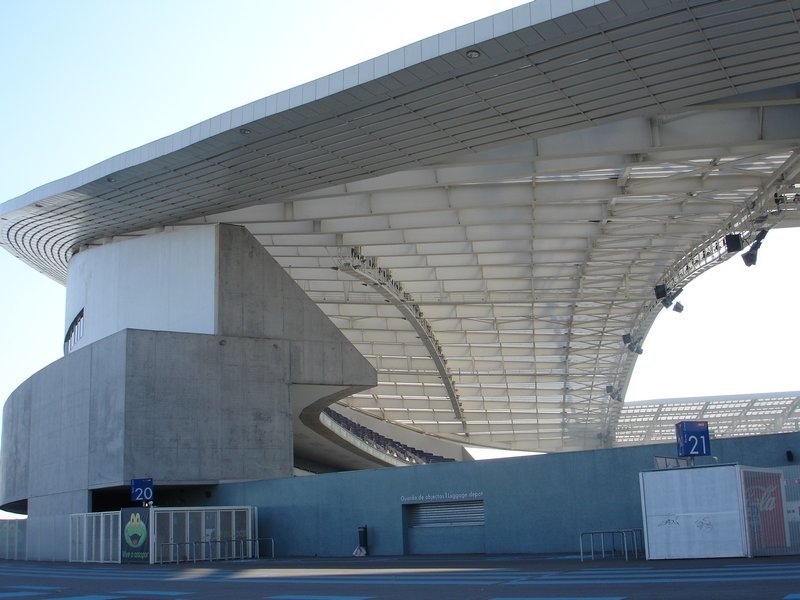 Tribüne und Tore