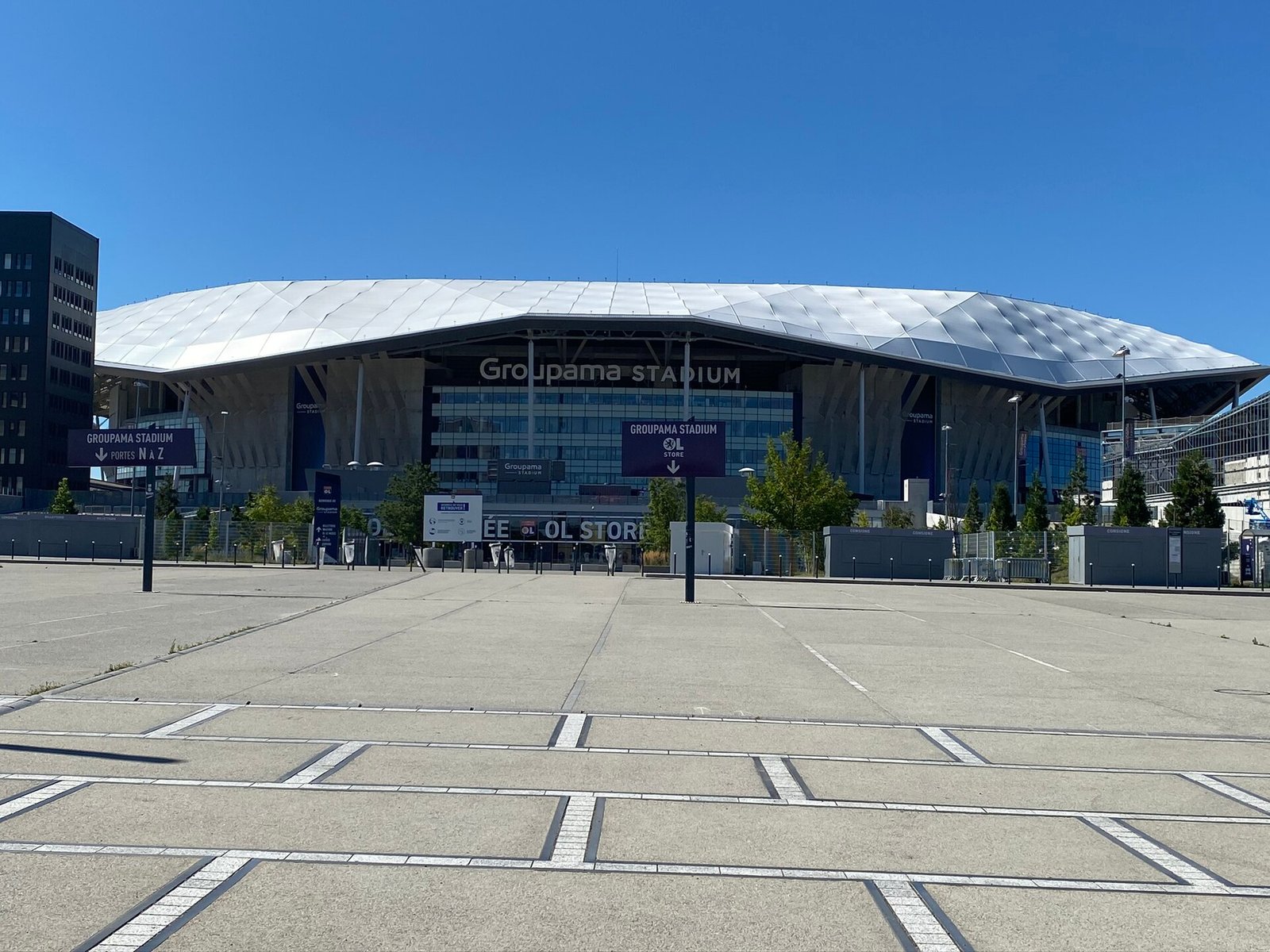 Außenansicht des Groupama Stadium und OL Museum
