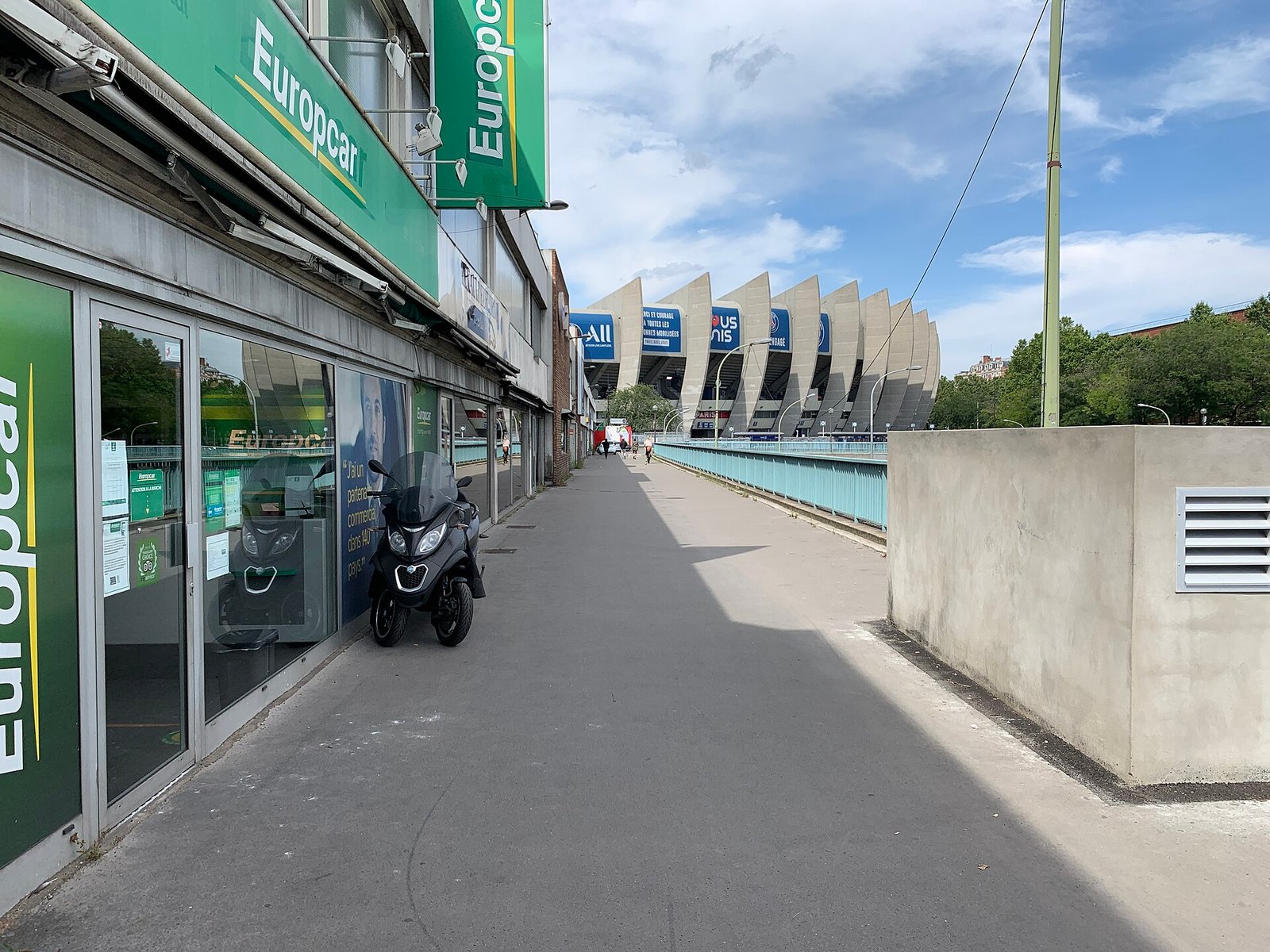 Fußweg an der Avenue du Parc des Princes
