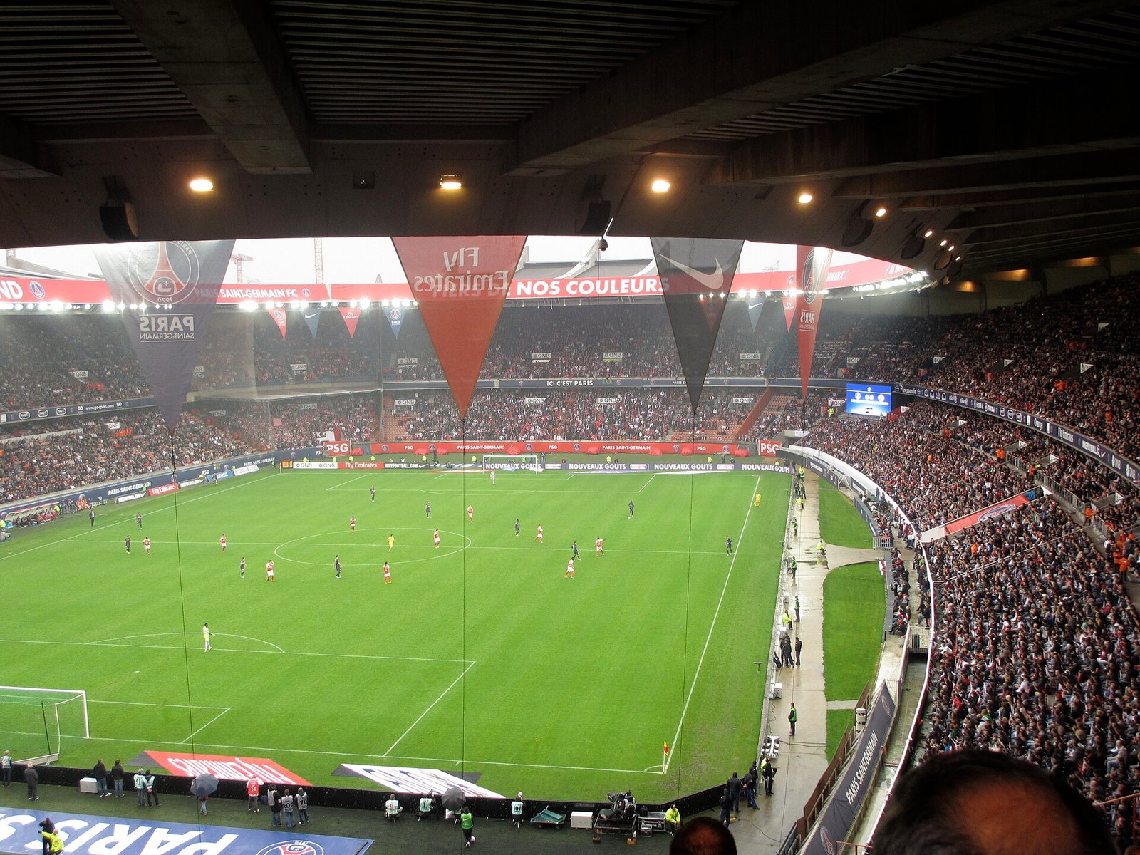 Innenansicht von Tribüne und Spielfeld