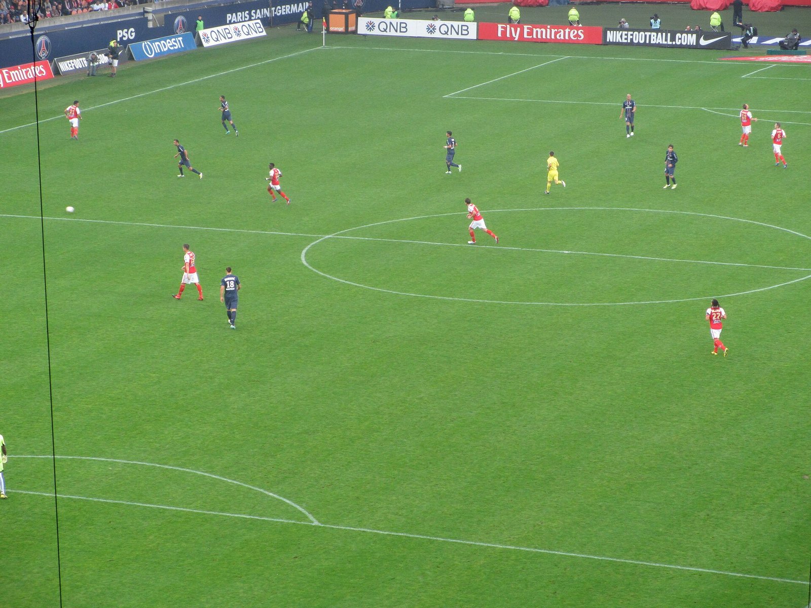 Blick von der Tribüne auf das Spielfeld