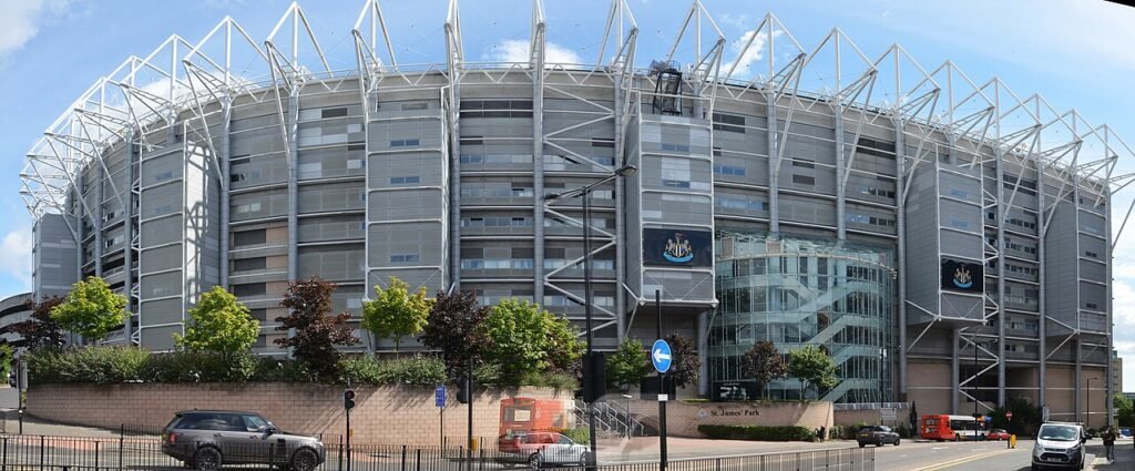 Haupteingang und Milburn Stand – 2016 · St James' Park