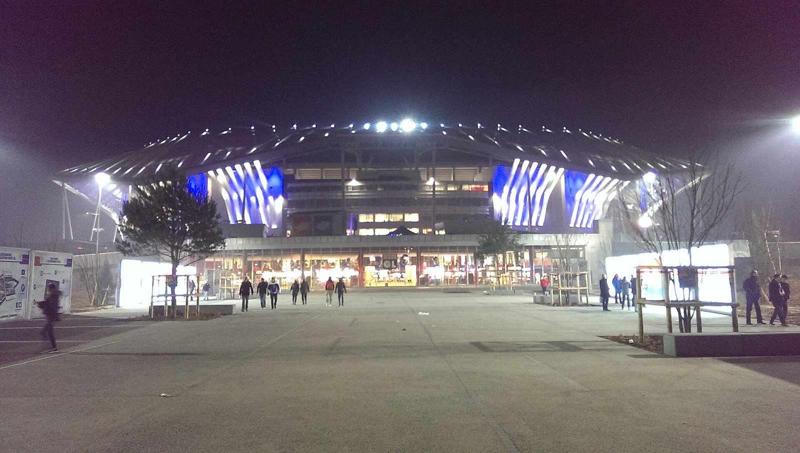 Beleuchtete Außenansicht des Groupama Stadium