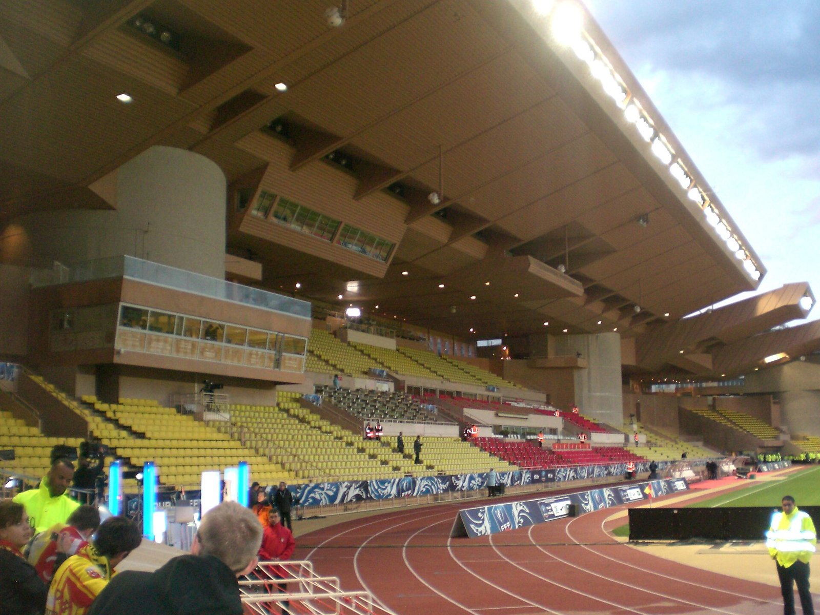 Haupttribüne und Laufbahn