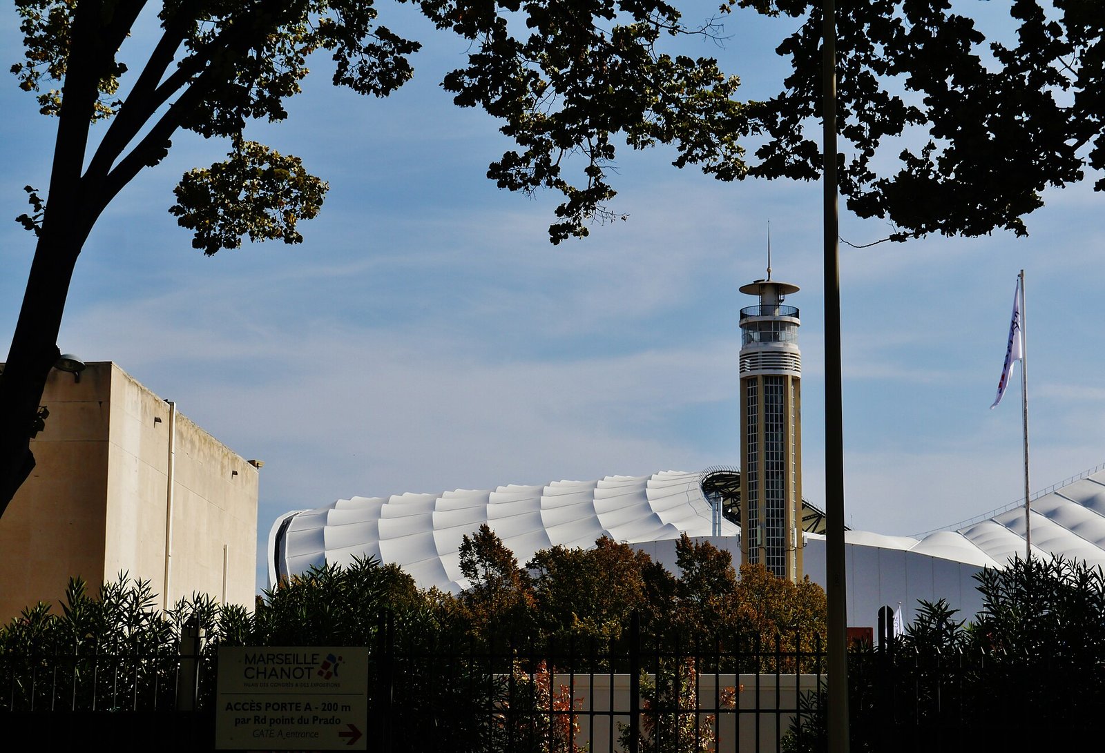 Stadiondach aus den umliegenden Straßen