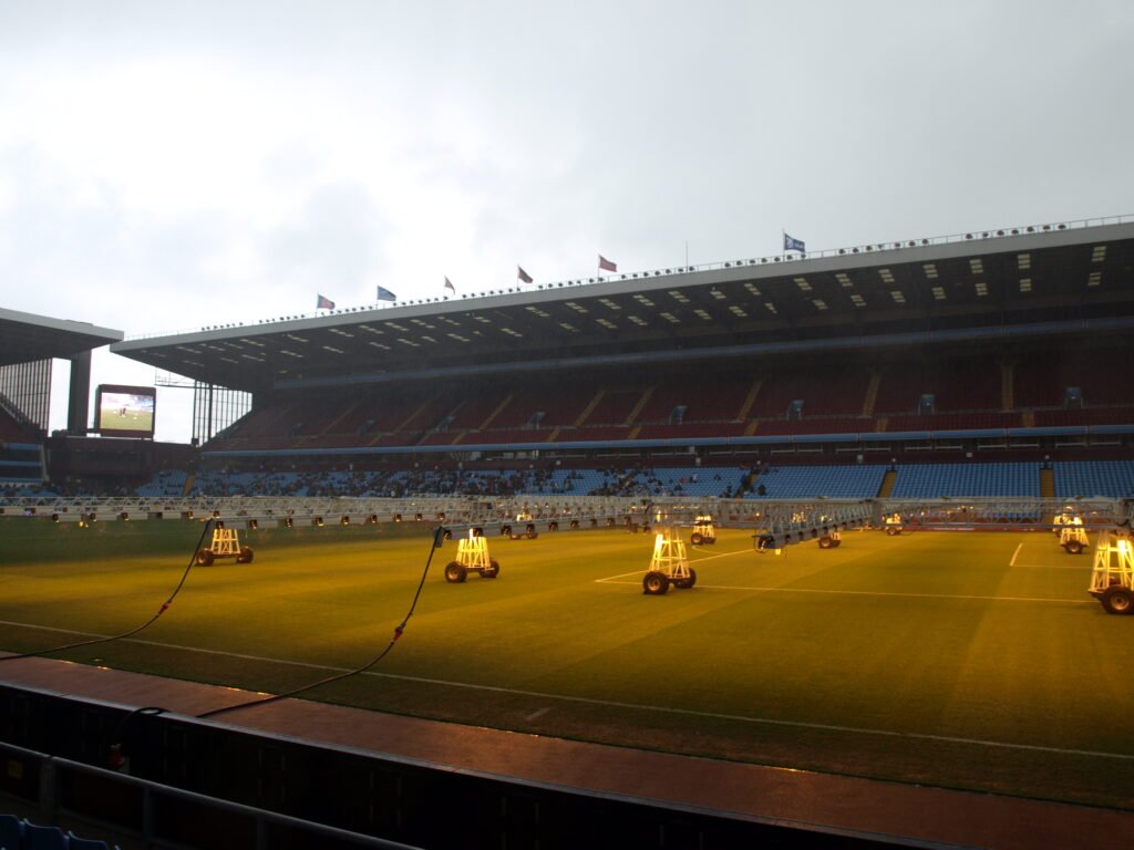 Doug Ellis Stand – historische Innenansicht · Villa Park